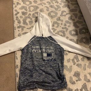 Women’s outlaw run sweatshirt never worn small